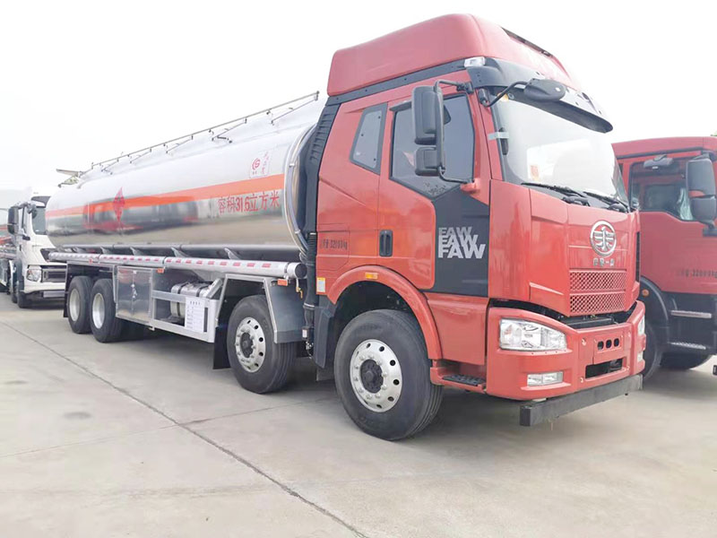 解放前四后八30方油罐車(chē)